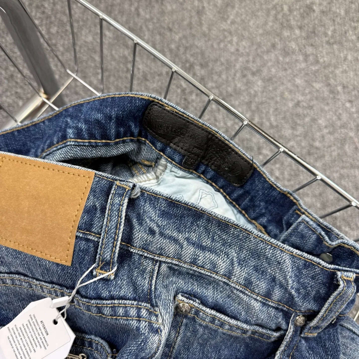 P240 model number: H862 chrome hearts & chrome hearts Micro-flared bamboo jeans Three-dimensional version Loose and comfortable, not picky about the body shape Makes you look taller and slimmer Factory quality control Original factory quality control Same style for men and women Can be matched with couples Versatile recommendation Must-have jeans for all seasons Fashionistas have been disappointed From the quality selection of fabrics, the tailoring of details, and the matching of patterns are impeccable! The upper body is so handsome when worn...it can be easily worn by men, women and children! The craftsmanship is made of heavy-duty washed pure cotton denim fabric. After washing, it is soft and thick and looks very stylish when worn. Size: 28, 30, 32, 34, 36 (S-XXL) Color: black